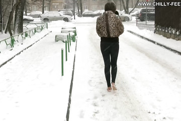 Фетиш прогулка по снегу без обуви